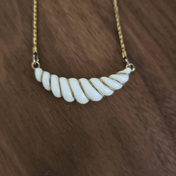 Avon Gatsby Collection Necklace Wired Crescent Shaped Lucite Shrimp-Like Pendant - Picture 3 of 6